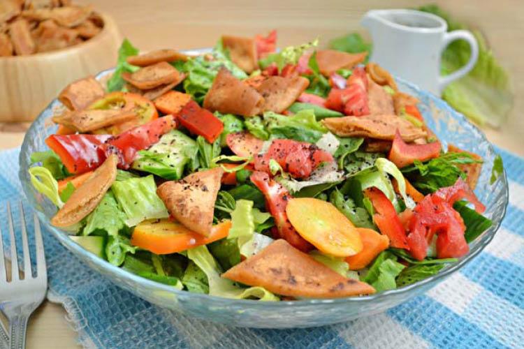 شوربة، فتوش وأرز باللحمة... 3 وجبات رئيسية على مائدة الإفطار